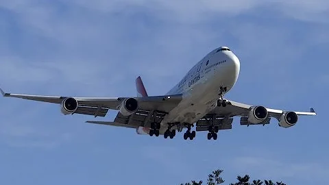 Qantas Boeing 747-400 Landing LAX