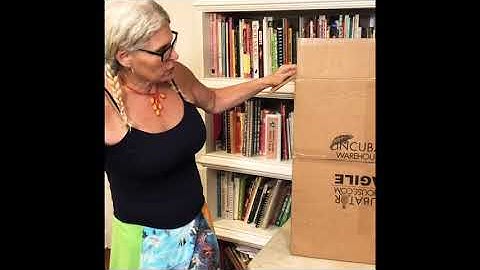 Unboxing The Genesis Model 1588 Hova-Bator incubator from Incubator warehouse with humidifier eggs