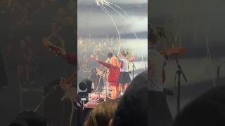 Lead singer of Paramore makes girl’s dream of singing on stage come true ️️