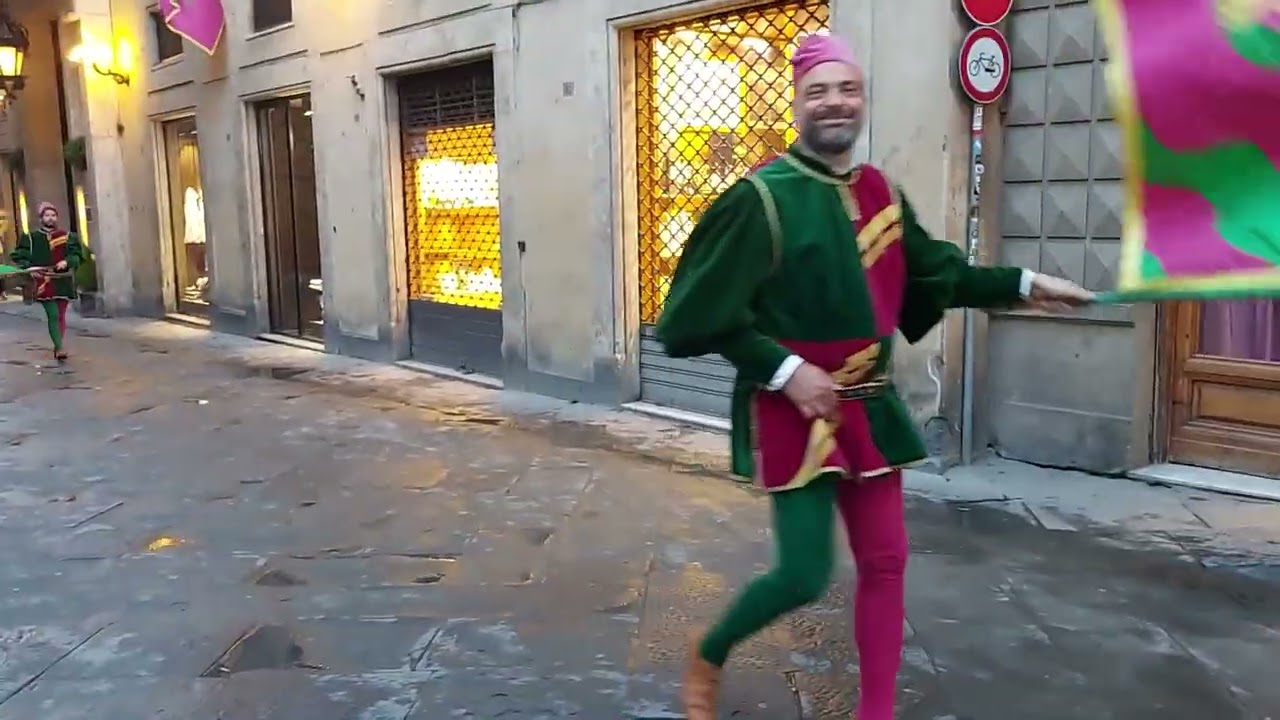 il rientro della Contrada del Drago dal giro di visita alle Consorelle 2023