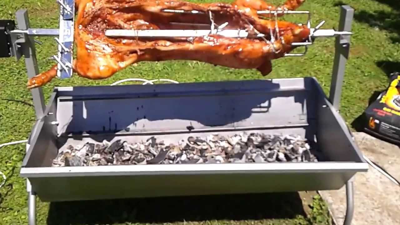 Tourne broche avec un cochon de lait de 12 kg (ppr74) - YouTube