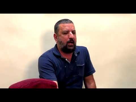 المنشد الشيخ خالد شاكر أثناء زيارته لقبر شيخه العلامة المحدث الحافظ السلطان الهرري رضي الله عنه