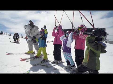 Video: Bagaimana Cara Mengajar Anak Bermain Ski?