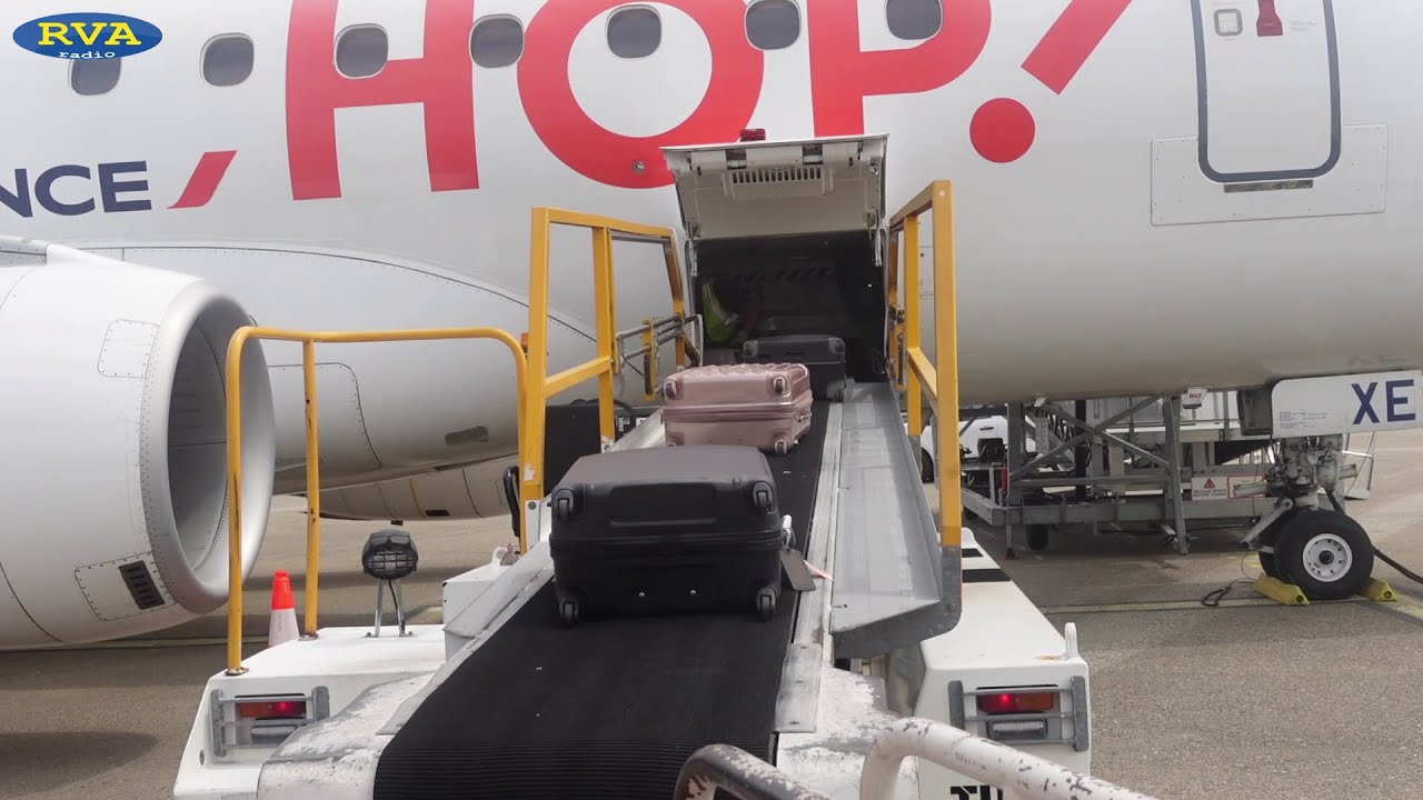 ESCAPADES EN AUVERGNE - On suit une valise jusqu'à l'avion à l'aéroport Clermont-Ferrand Auvergne