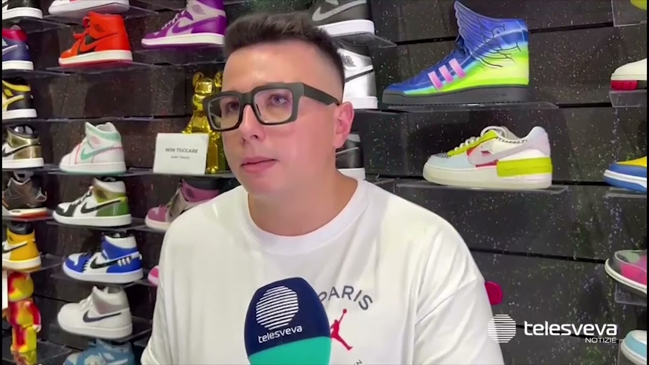 Barletta, sventa furto nel suo negozio immobilizzando i due ladri: 