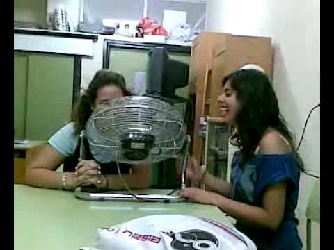 Laura y Rocio in front of ventilador jajajajaja