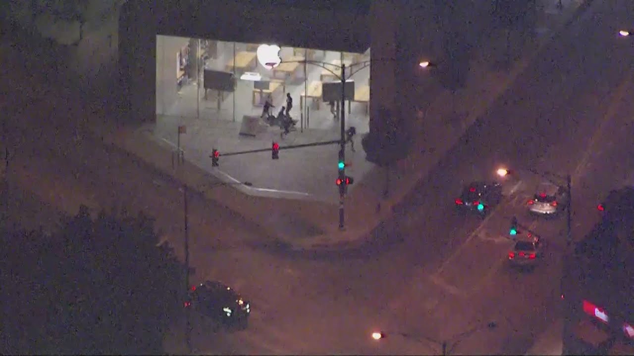 Chicago's Apple Store looted