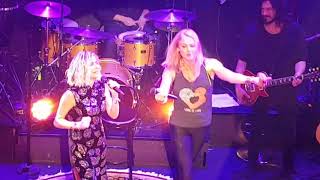 Anna Vissi & Storm Large (Pink Martini)* Killing Me Softly Resimi