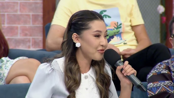 Бір топ қыздар жігіттің аузына зейін қояды