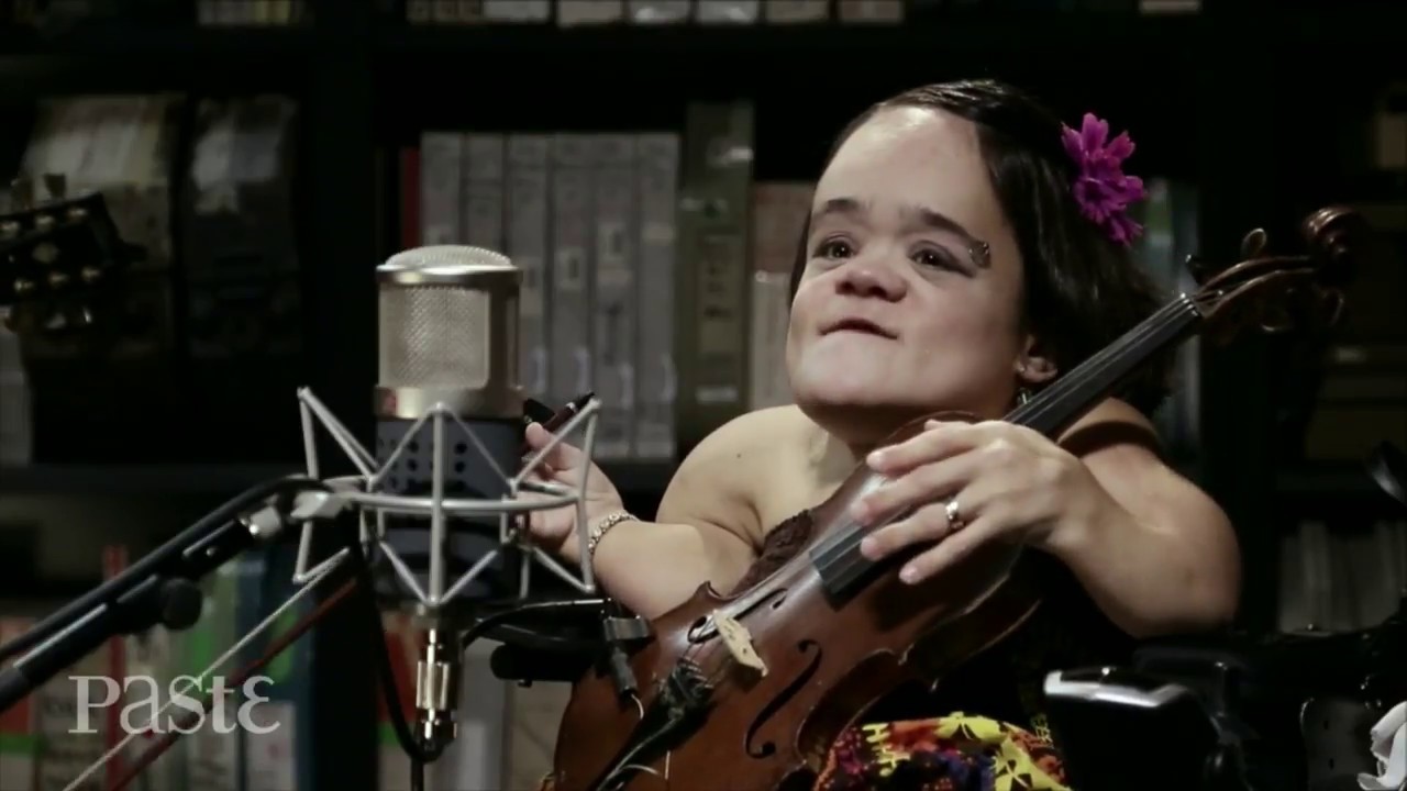 Gaelynn Lea live at Paste Studio NYC