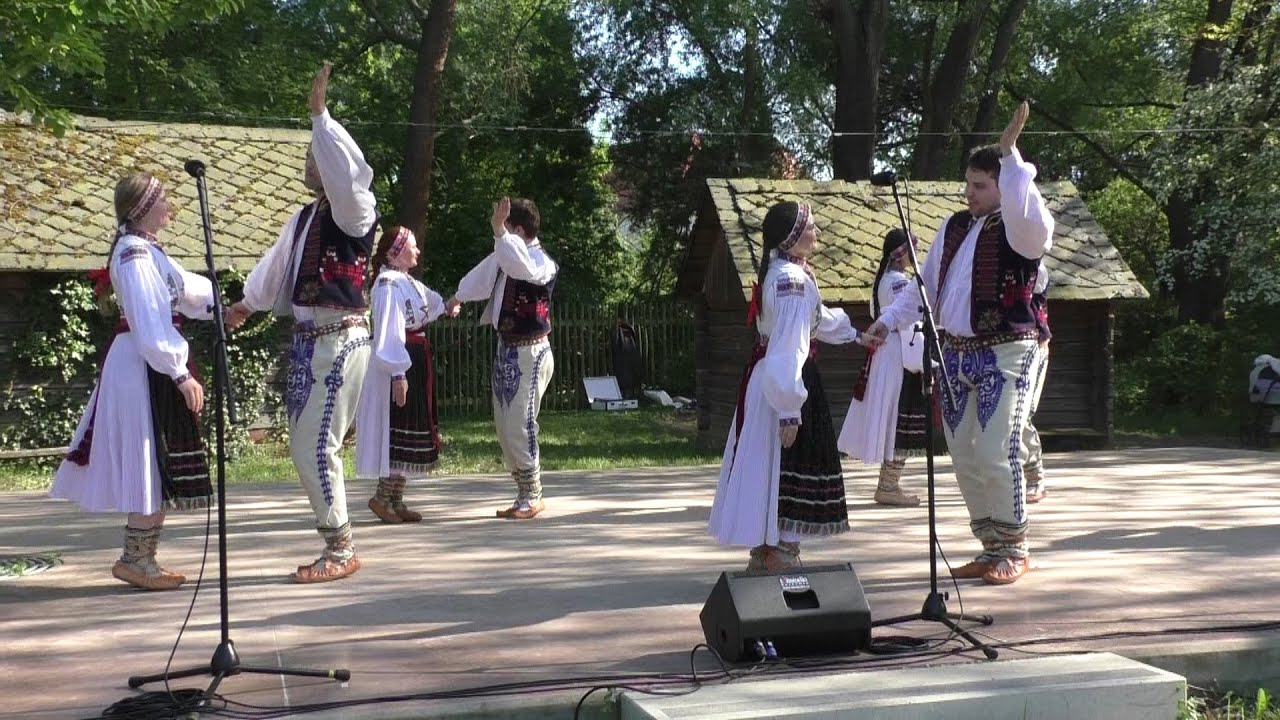 Stavění máje ve skanzenu - vystoupení souboru Demižón
