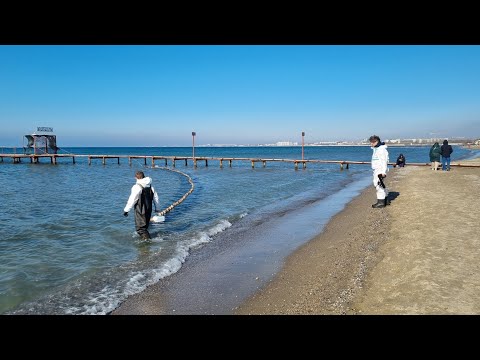 #АНАПА ЛОВЯТ МАЗУТ В МОРЕ НА ЦЕНТРАЛЬНОМ ПЛЯЖЕ. БЕРЕГ ЧИСТЫЙ. ВЕРХНЯЯ НАБЕРЕЖНАЯ И ВЫСОКИЙ БЕРЕГ.