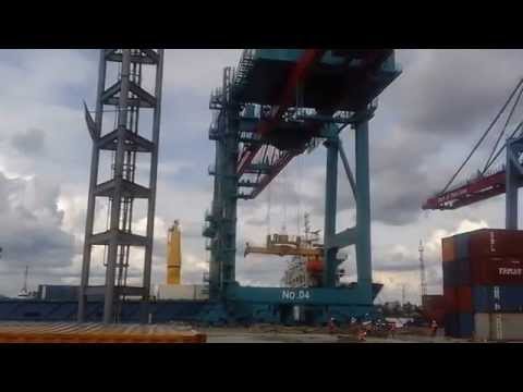 video-amatir-proses-kegiatan-penumpukan-container