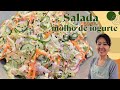 Salada refrescante e crocante com molho de iogurte com atum muito fácil de preparar