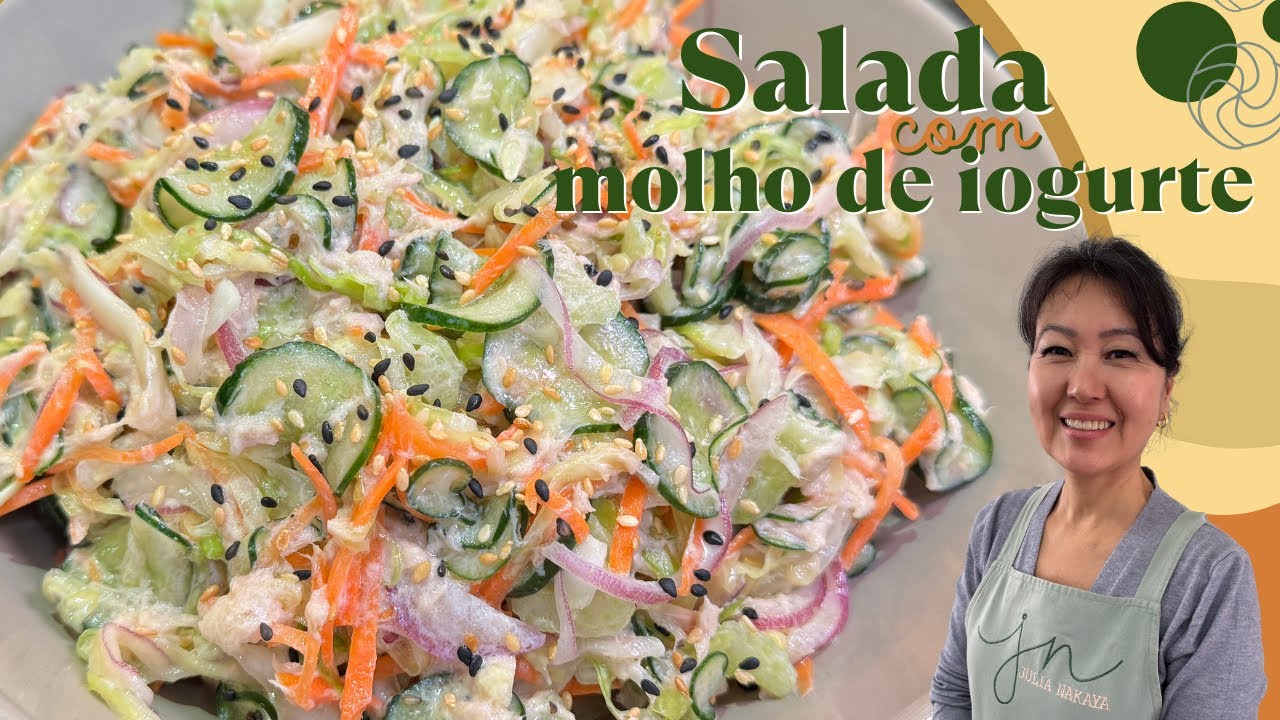 Salada refrescante e crocante com molho de iogurte com atum muito fácil de preparar