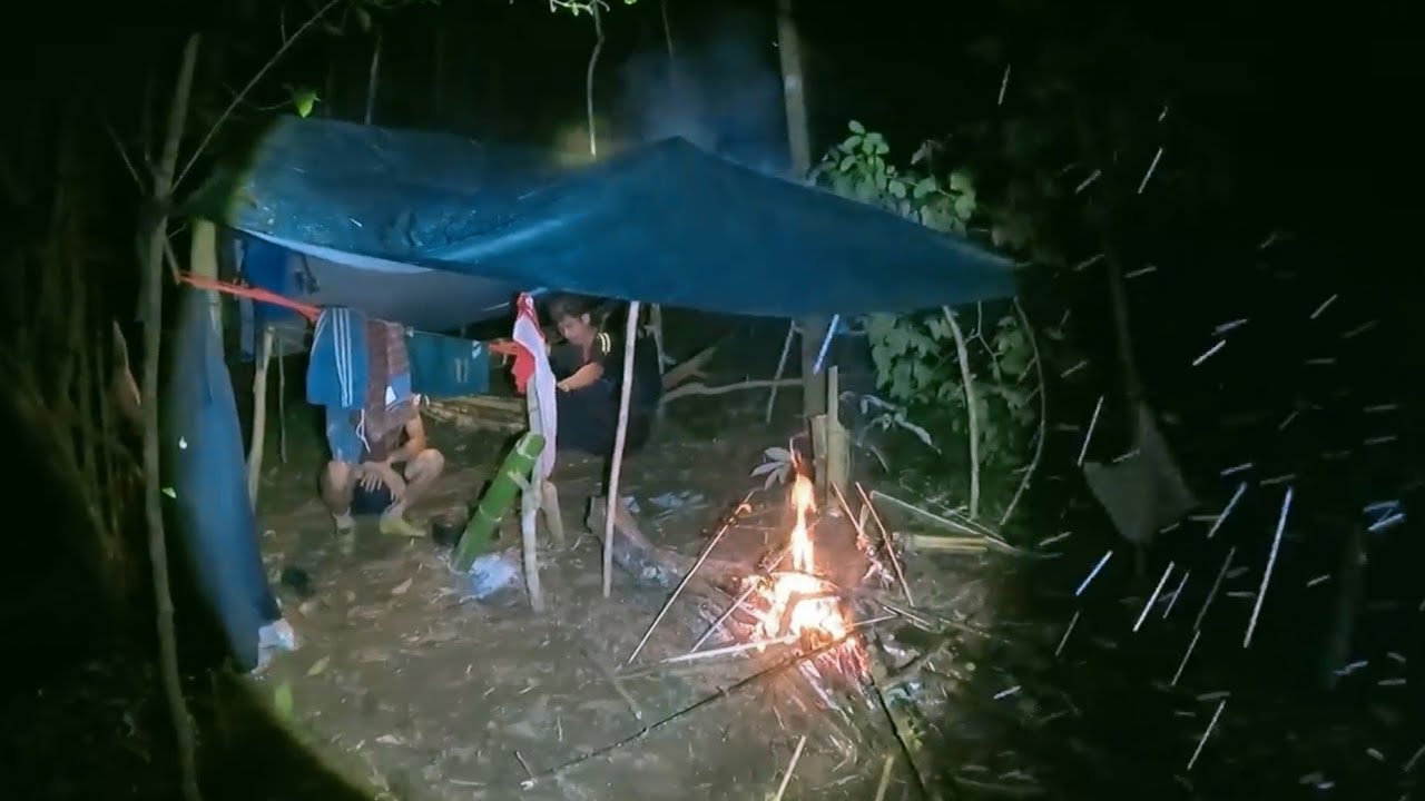 ตั้งแคมป์ หาปลานอนข้างลำห้วยกับเพื่อน เจอฝนตกหนัก น้ำป่าไหลหลาก
