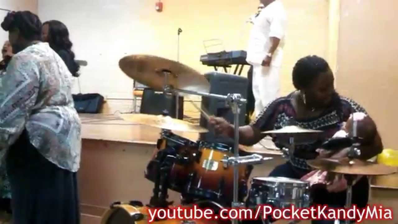 GOSPEL FEMALE DRUMMER PLAYS WITH ONE ARM YouTube