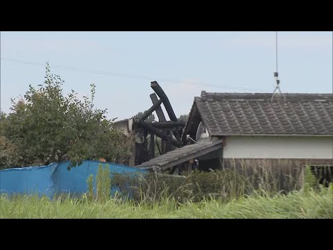「屋根の上から火が」木造住宅を全焼　骨組みむき出しに　80代の夫婦と連絡取れず