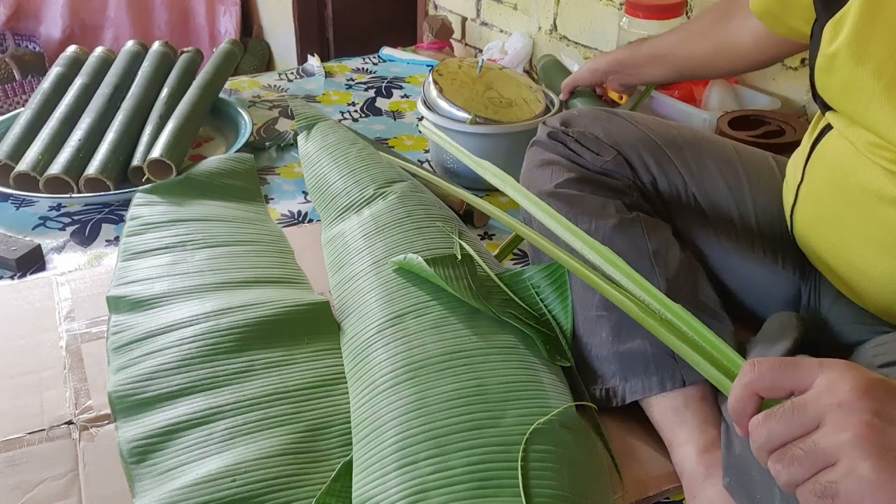 Tutorial: Cara masukkan daun pisang ke dalam buluh. #lemang #raya