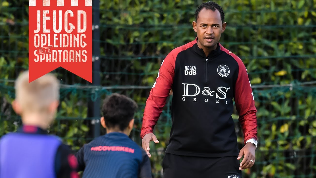 Jeugdtrainer Dominique de Bodt al meer dan tien jaar in het vak: 'Het blijft elke dag uitdagend'