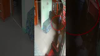 Itim na usok, na-record sa CCTV na akmang sasakal sa isang lola! | Kapuso Mo, Jessica Soho