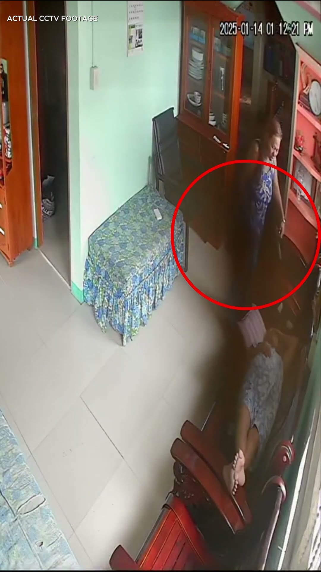 Itim na usok, na-record sa CCTV na akmang sasakal sa isang lola! | Kapuso Mo, Jessica Soho
