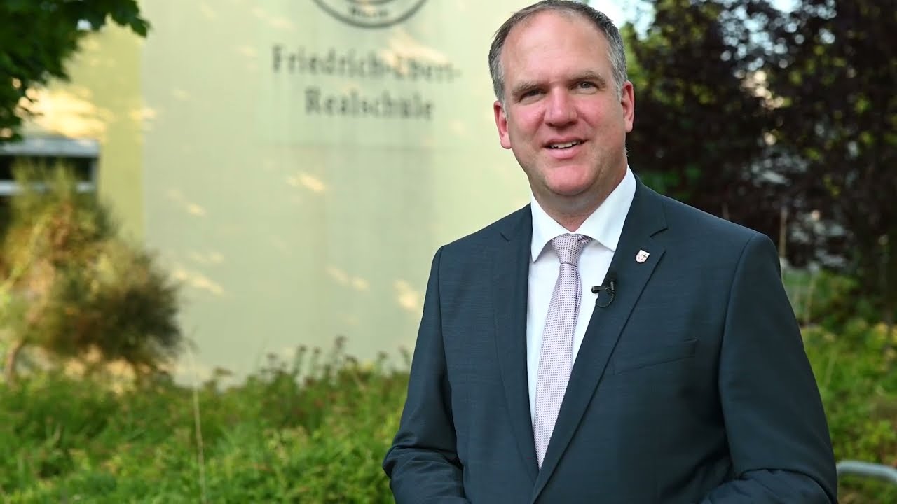 📢 Sommerzeit = Investitionszeit in Hürth! 🛠️🏫