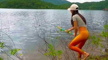 Người đẹp thách thức cá sấu mõm dài và bị gã khổng lồ kéo xuống nước