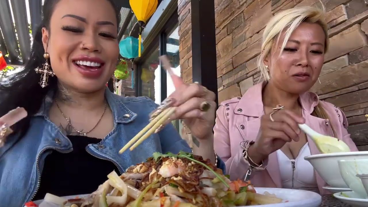 Едим салат из медуз