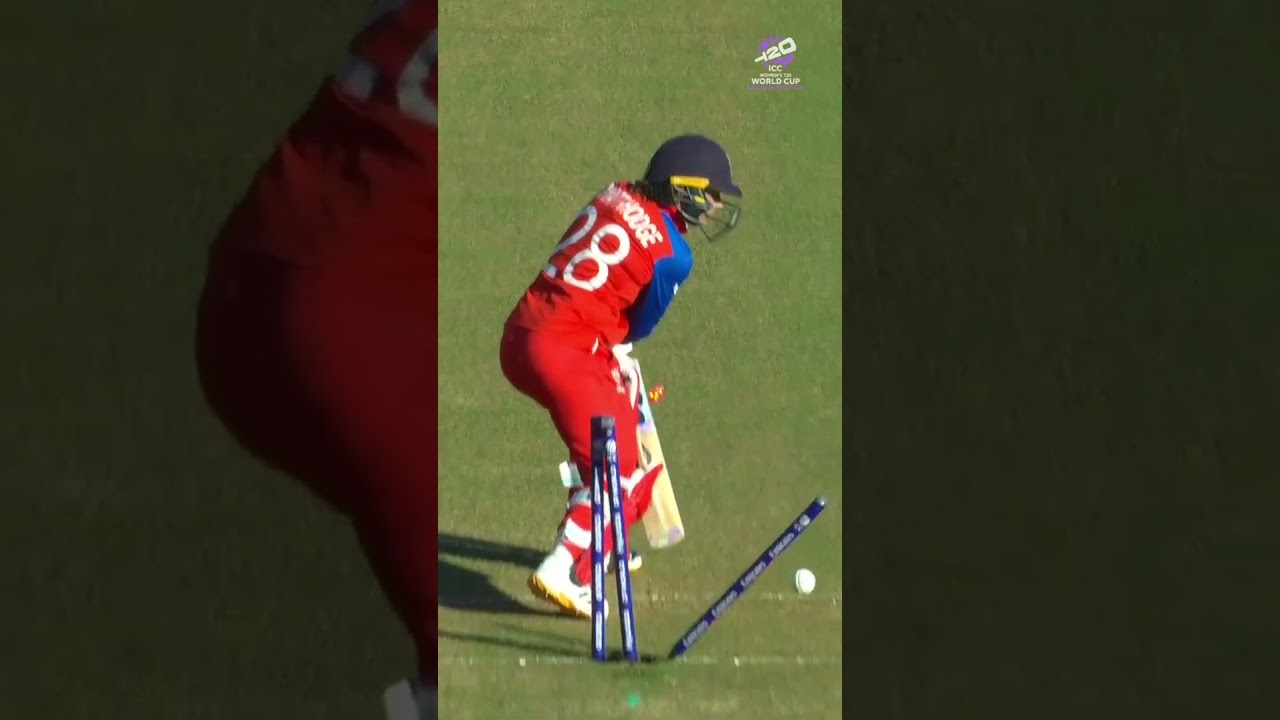 Marizanne Kapp hits timber as England lose the in-form Danni Wyatt-Hodge 😮 #T20WorldCup