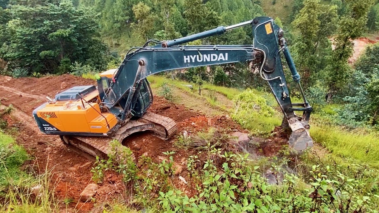 Skillful Operator Tames the World's Toughest Mountains | Excavator Planet