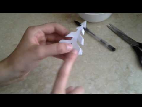 Vidéo: Nous découpons de beaux flocons de neige dans du papier de nos propres mains