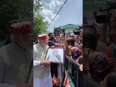 PM Modi stops his car to accept the painting by a girl in Shimla