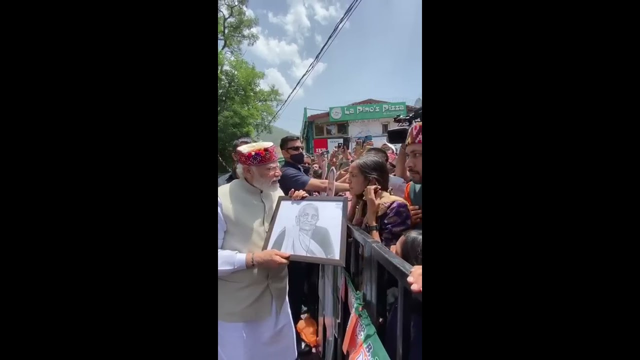 PM Modi stops his car to accept the painting by a girl in Shimla