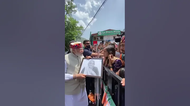 PM Modi stops his car to accept the painting by a girl in Shimla - DayDayNews