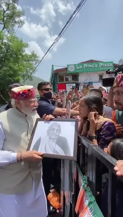 PM Modi stops his car to accept the painting by a girl in Shimla