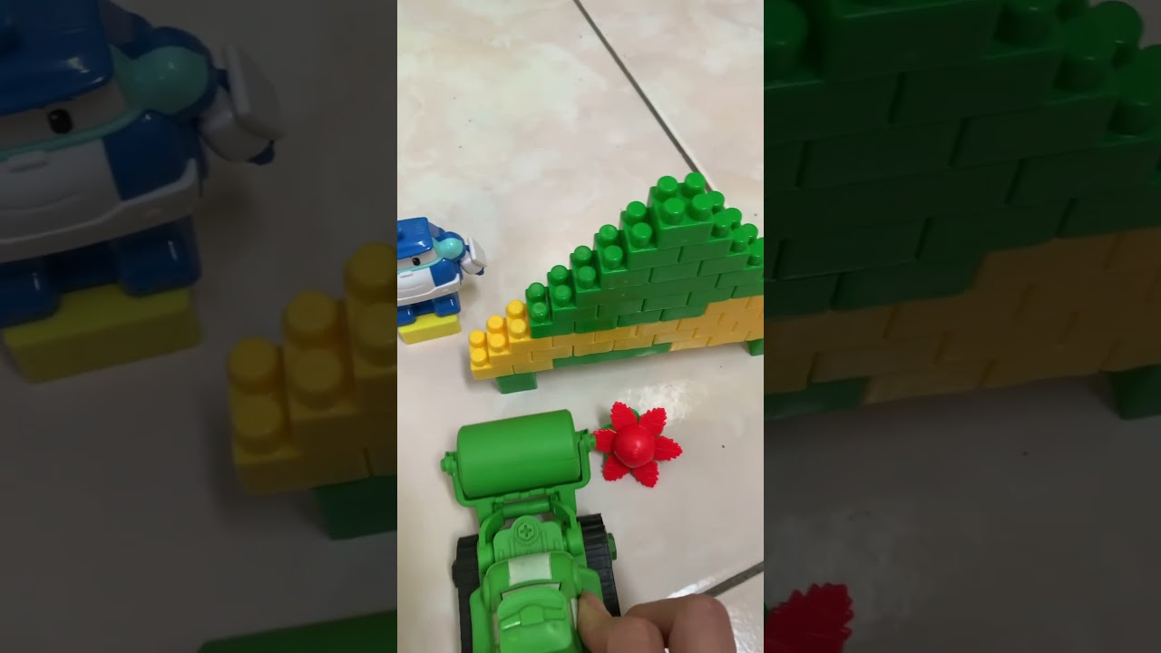 玩具滾輪壓路機與積木金字塔與波力