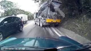 蘇花公路之本田Fit違規超車迫使預拌車飄移 11