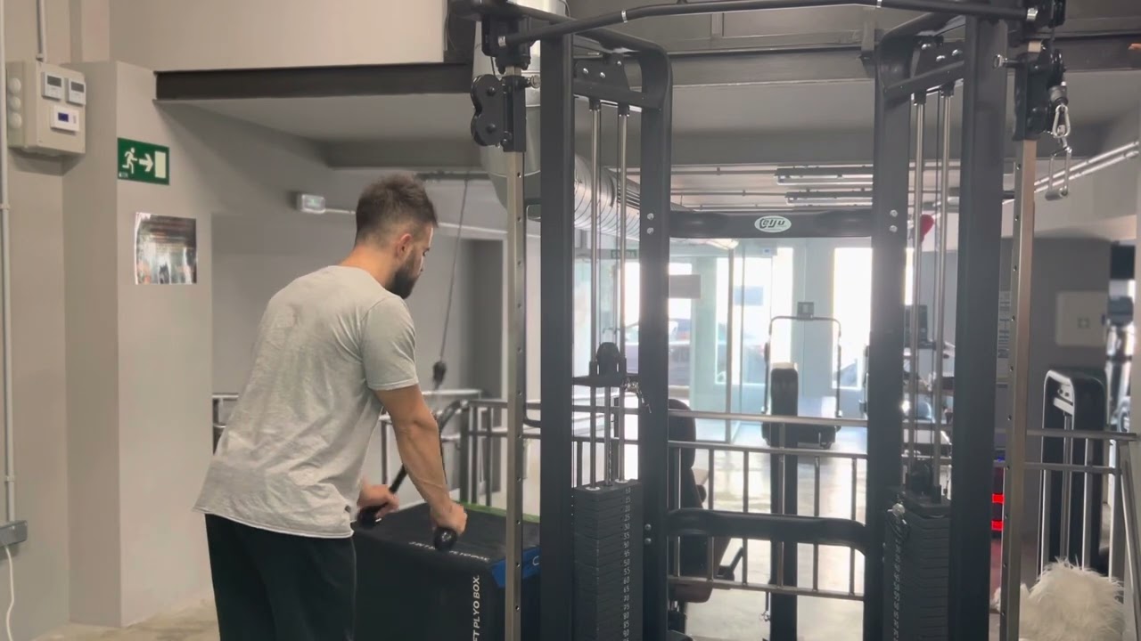 Extensión de triceps bilateral con polea alta de cuerda agarre neutro