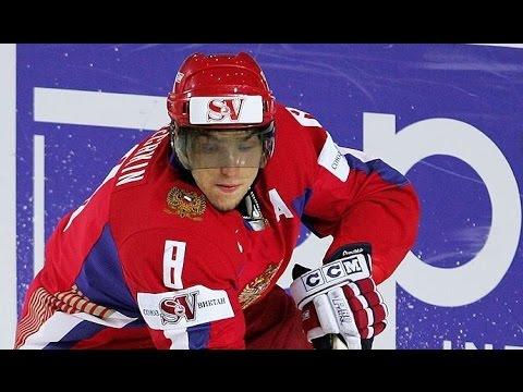 Video: Alexander Ovechkin bắt đầu quan tâm đến một vận động viên thể dục trẻ tuổi