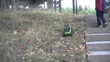 Axial SCX10 Deadbolt running video