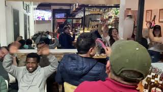 Bar en España Reaccionando a los penales de Argentina Vs Francia.