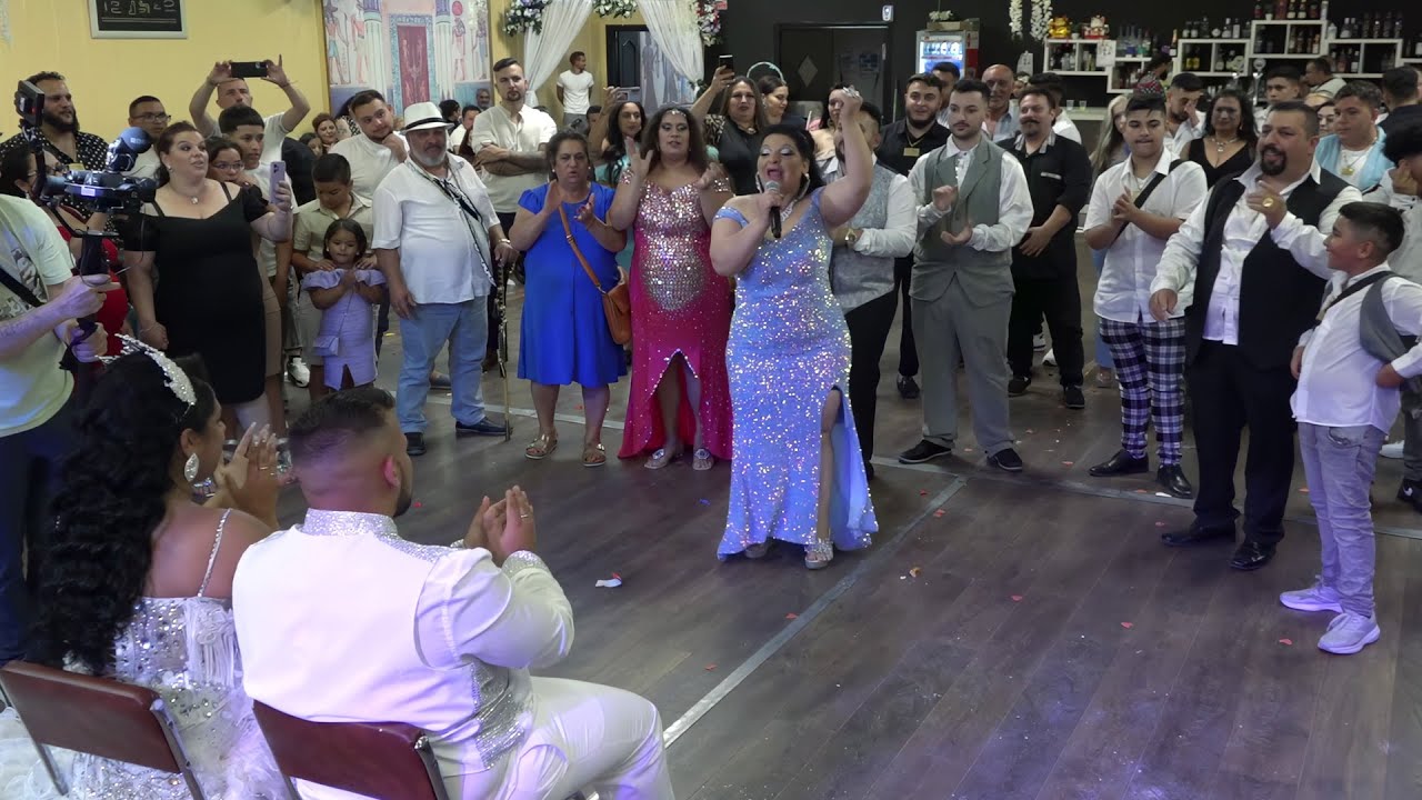 FAMILIA RODRIGUEZ CANTA A LOS NOVIOS