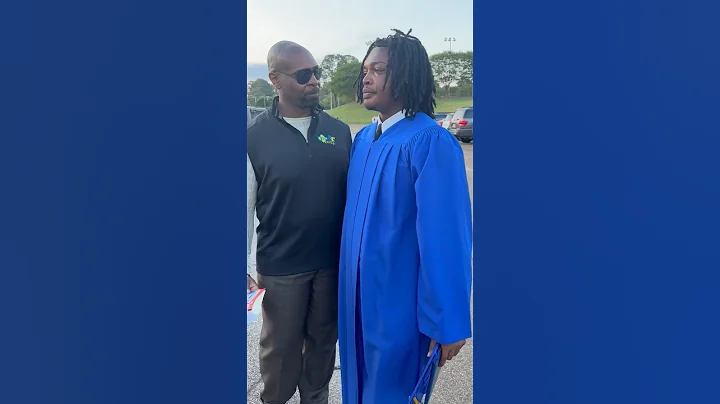 Proud dad teaches son epic lesson at high school graduation ❤️❤️ - DayDayNews