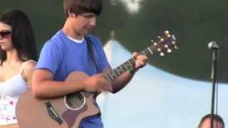 Video thumbnail of "Garoto de 15 anos faz solo de violão  em apresentação pública"