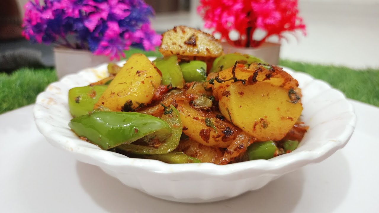 अशा पद्धतीने बनवा डब्याला ढोबळी मिरची आणि बटाट्याची मिक्स भाजी 