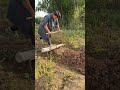 Ferramentas práticas para áreas rurais ensinando como usar um ancinho de ferro para lavrar
