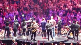 Justin Timberlake bringing JJ Watt up on stage in Houston