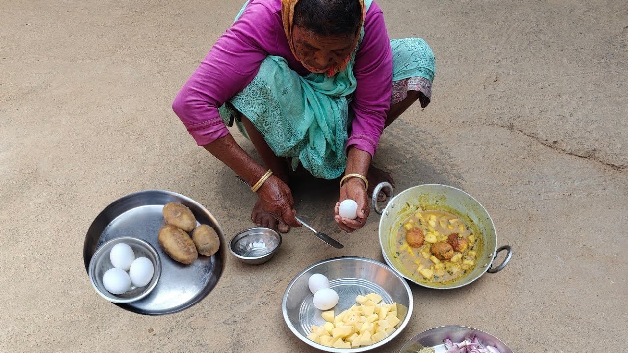 Eggs with potatoes in the common household spice. Egg recipe