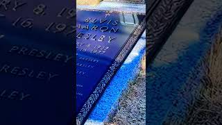 Visiting Elvis Presley & Family Gravesite at Graceland #elvispresley #elvis #graceland #grave